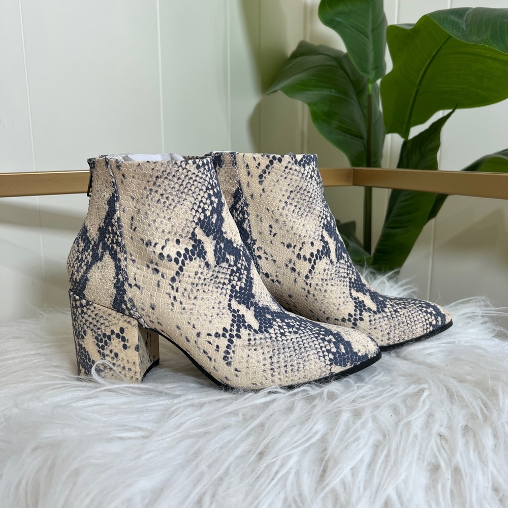 STEVE MADDEN - SNAKE PRINT BOOTIE